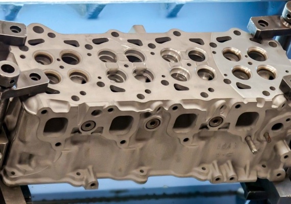 Schweißen des Zylinderkopfes